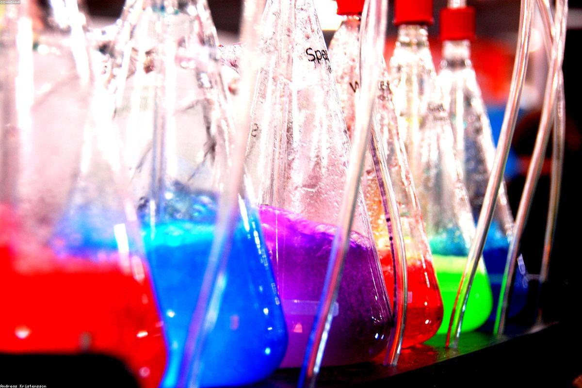 How does soap remove oil? A chemical reaction that makes oil and water shake hands